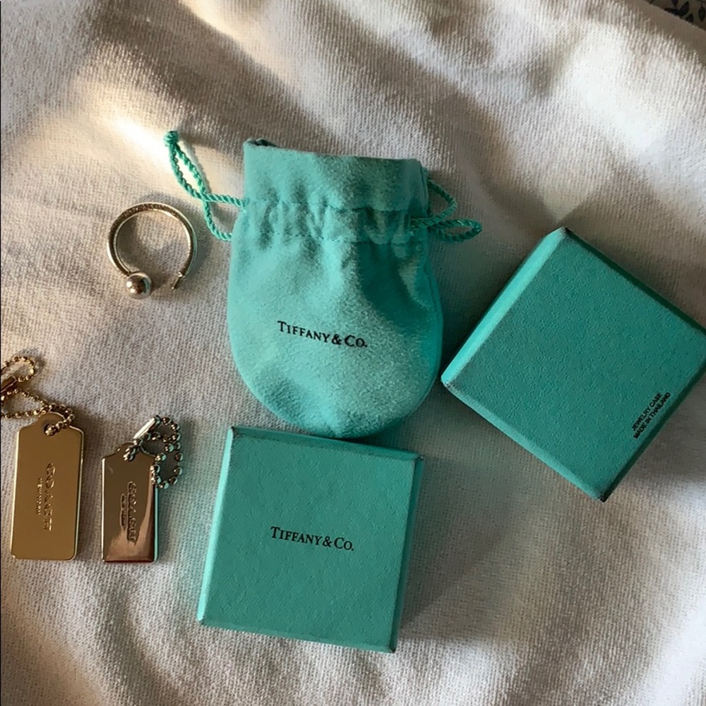 Tiffany box, keychain ring without one ball